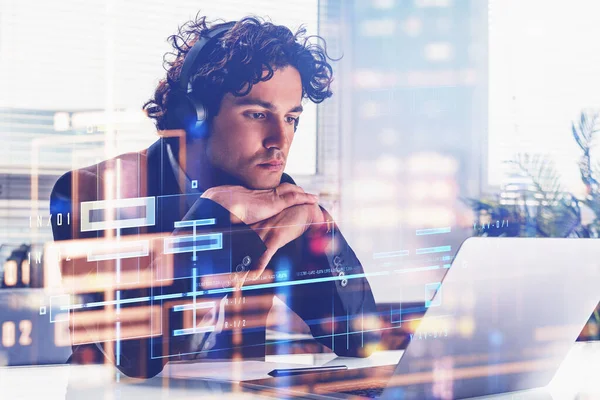 Uomo Affari Giacca Cravatta Sta Facendo Videoconferenze Laptop Cuffie Lavoro — Foto Stock