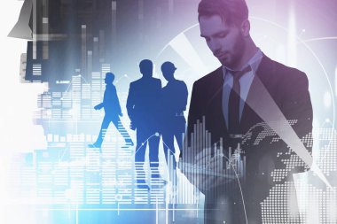 Bir grup iş adamı birlikte çalışıp not tutuyorlar. Arka planda şehir gökdelenleri var. Çubuk diyagramlı hud ile dijital arayüz. Takım çalışması, işbirliği ve iletişim kavramı