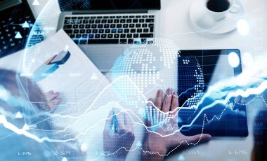 Beyaz gömlek giyen iş adamı ve iş kadını not alıyorlar. Bilgisayarı, hesap makinesi ve tableti olan bir ofis. Finansal tablo, grafik, sanal dünya. Ticaret kavramı