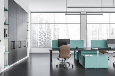 Karanlık ofis odasının iç tarafında panoramik pencere, Singapur şehrinin gökdeleni, dört masaüstü, koltuk, siyah masa, deniz mavisi raf ve beton zemin. Çalışma için uygun bir yer. 3d oluşturma