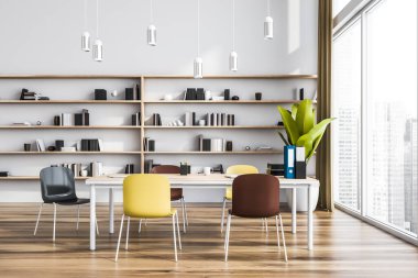 Modern panoramik ofis, parlak sandalyeler, bir masa, kolye ışıkları ve beyaz bir duvarın yanında bir raf. Ahşap zemin. Bir iş yeri tasarımı konsepti. 3d oluşturma