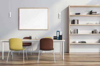 Yaratıcı bölümün beyaz duvarında boş tuval, dört sandalye, iki ışık, bir personel tartışma masası, bir raf ve ahşap zemin. Model yap. Modern ofis tasarımı kavramı. 3d oluşturma