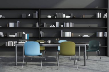 Parlak bir masa alanı ve duvardan duvara rafları olan, kooperatif gri bir iç mekan. Beton zemin. Modern ev ve ofis tasarımı kavramı. 3d oluşturma