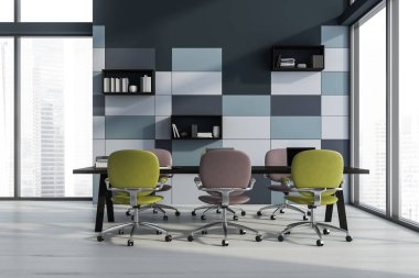 Toplantı odasının panoramik içinde masa, yeşil ve menekşe ofis sandalyeleri, mavi kiremit duvarlı komik çıkıntılar ve ahşap döşemeler var. Modern ofis tasarımı kavramı. 3d oluşturma