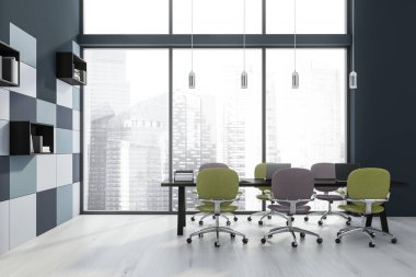 Modern kolye ışıklarıyla panoramik toplantı odası, yeşil ve menekşe ofis sandalyeleri, parke tarzı bir zemin ve mavi karoları olan orijinal raflar. Yaratıcı ofis tasarımı kavramı. 3d oluşturma