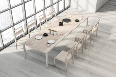 Panoramik yemek odasının içinde hafif ahşap bir masa, sekiz sandalye, parke tarzı bir zemin ve beyaz duvarlar var. Modern apartman tasarımı kavramı. 3d oluşturma