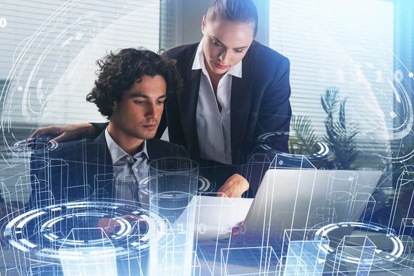 Resmi takım elbiseli bir iş adamı iş kadınıyla birlikte çalışıyor. Arka planda dizüstü bilgisayarı ve masası olan bir ofis. Hologramla dijital arayüz. Takım çalışması ve işbirliği kavramı