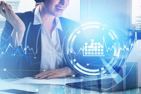 Resmi takım elbise giyen iş kadını dizüstü bilgisayarda çalışıyor. Ön planda daire hologramıyla dijital arayüz ve grafik. Arka planda Singapur gökdelenleri var. Gelecekteki teknoloji kavramı