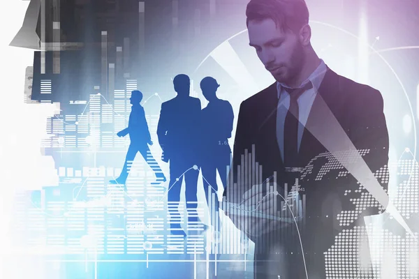 Bir grup iş adamı birlikte çalışıp not tutuyorlar. Arka planda şehir gökdelenleri var. Çubuk diyagramlı hud ile dijital arayüz. Takım çalışması, işbirliği ve iletişim kavramı