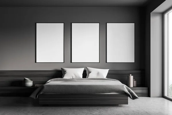 Ciemne Wnętrze Sypialni Dużym Łóżkiem Trzy Puste Plakaty Panoramiczne Okno — Zdjęcie stockowe
