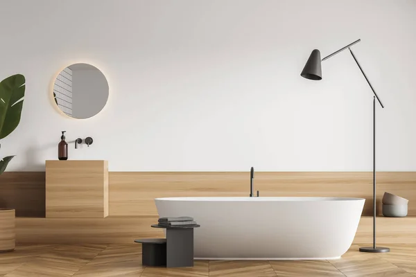 前看浴室内部与浴缸 白色墙壁 圆形镜子 毛巾和橡木地板 最简约的休闲设计概念 3D渲染 — 图库照片