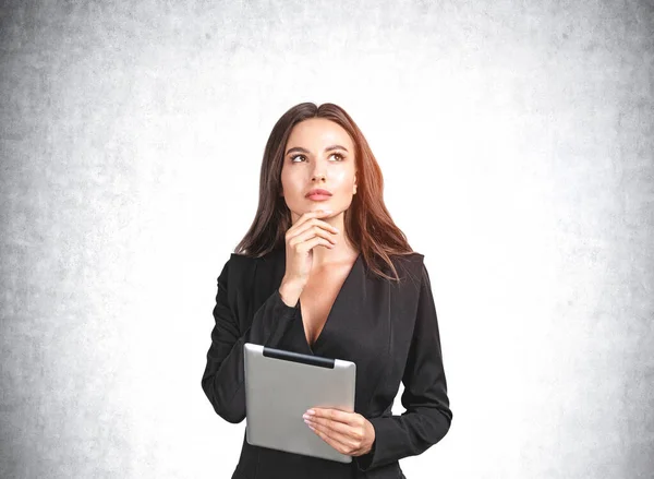 Businesswoman Wearing Formal Suit Standing Front Concrete Wall Holding Tablet — Stock Photo, Image