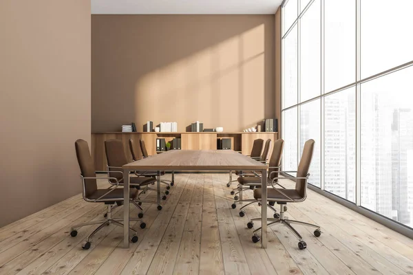 Interior Escritório Bege Panorâmico Com Uma Mesa Conferência Cadeiras Rolantes — Fotografia de Stock