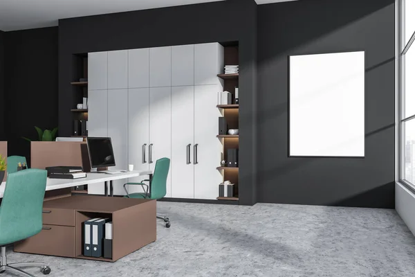 Dunkler Büroraum Mit Weißem Leeren Poster Schwarzer Wand Panoramafenster Schreibtisch — Stockfoto