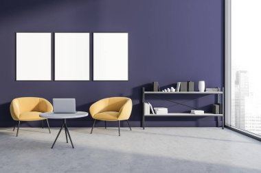 Mor duvarında üç boş poster, iki koltuk, kitaplarla dolu raflar ve beton zemin olan bir galeri odası. Soğukluk ve rahatlama için minimalist tasarım kavramı. Model yap. 3d oluşturma