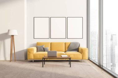 Parlak oturma odasının içinde duvarında üç beyaz afiş, panoramik pencere, sarı kanepe ve meşe ağacından döşeme. Soğukluk ve rahatlama için minimalist tasarım kavramı. Model yap. 3d oluşturma