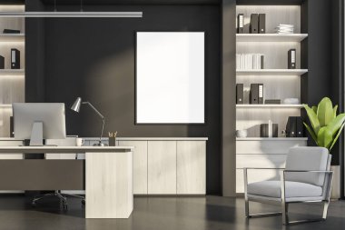 İçi boş beyaz posteri, masaüstü, koltukları, siyah duvarı, masası, kitaplığı ve beton zemini olan karanlık bir ofis odası. Çalışma süreci için mükemmel bir yer. 3d oluşturma