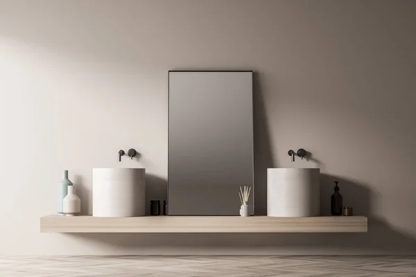 Světlý Interiér Koupelny Dvěma Umyvadly Zrcadlem Vázou Dubovou Dřevěnou Parketovou — Stock fotografie