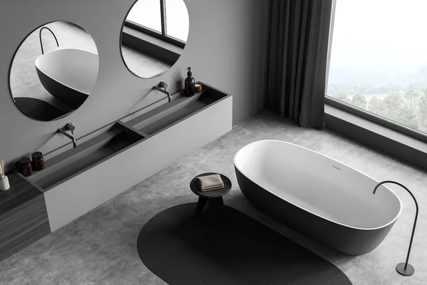 パノラマビュー 流行の詳細 楕円形のセラミック浴槽 現代的な虚栄心と2つのラウンドミラーと暗い灰色のバスルームのインテリアのトップビュー コンクリートの床 ミニマルなデザイン 3Dレンダリング — ストック写真