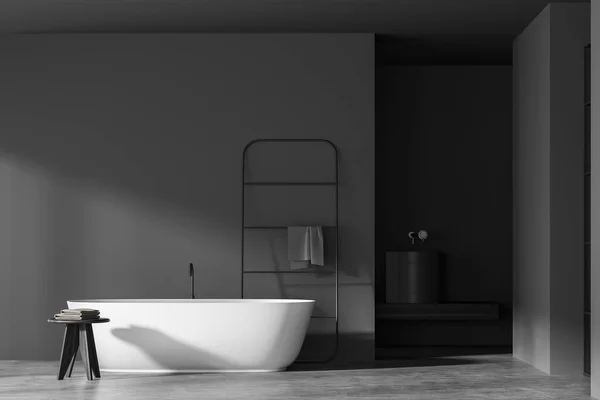 Σκούρο Εσωτερικό Μπάνιο Άδειο Γκρι Τοίχο Μπανιέρα Πετσέτα Νεροχύτη Και — Φωτογραφία Αρχείου