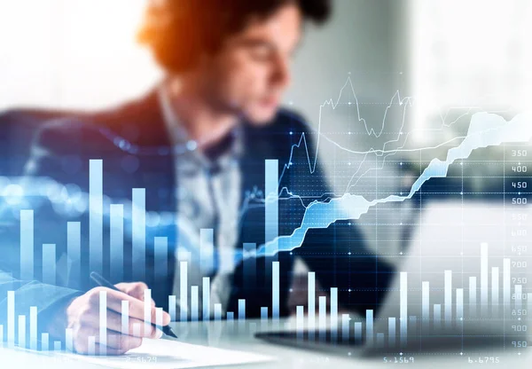 Affärsman Kostym Antecknar Papper Ekonomiskt Diagram Och Diagram Förgrunden Arbetsplats — Stockfoto