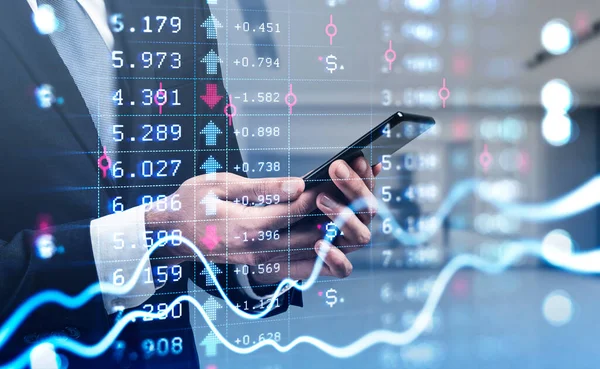 Geschäftsmann Anzug Tippt Nachricht Auf Smartphone Verschwommener Büroarbeitsplatz Hintergrund Finanzdiagramm — Stockfoto