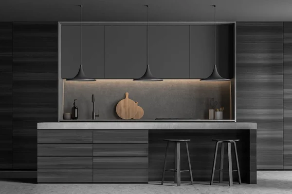 Interior Dapur Dengan Meja Sarapan Bar Tiga Lampu Liontin Dan — Stok Foto