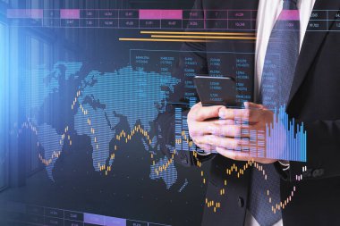 Resmi takım elbiseli bir iş adamı elinde akıllı telefon tutuyor ve mesaj yazıyor. Önplandaki sanal haritayla dijital arayüz. Uluslararası iş ve dünya çapında iletişim kavramı