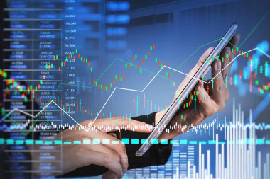 Resmi takım elbiseli iş kadını parmağıyla tablete dokunuyor. Finans grafiği ve ön planda Forx Candlestick. Uluslararası iş ve dünya çapında iletişim kavramı