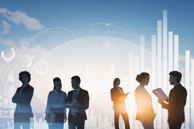 Bir grup iş adamı birlikte çalışır, konuşur ve çalışma sürecini tartışır, ellerinde defterler ve panolar tutarlar. Arka planda panoramik manzara var. Önplanda çubuk ve turta diyagramı