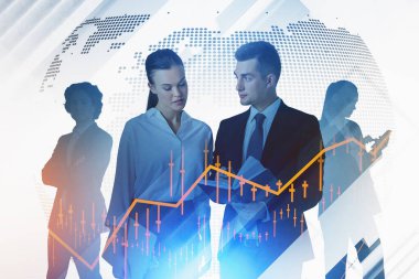 Bir grup iş adamı yeni çalışma stratejisini tartışmak için birlikte çalışıyor. Arka planda sanal küre. Finansal grafik ve şamdanlar ön planda. Takım çalışması, işbirliği ve iletişim kavramı