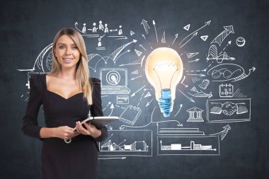 Resmi takım elbiseli gülümseyen iş kadını elinde defter tutuyor. Ampul, dizüstü bilgisayar, bar diyagramı, banka, gözlük, ok, kredi kartı, tebeşir üzerinde el sıkışma. Yaratıcı fikirler kavramı