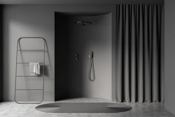 Vista Próxima Interior Banheiro Escuro Com Chuveiro Toalha Carpete Piso — Fotografia de Stock