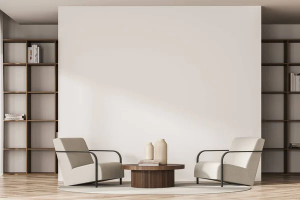 Helles Wohnzimmer Mit Leerer Weißer Wand Zwei Sesseln Couchtisch Regalen — Stockfoto