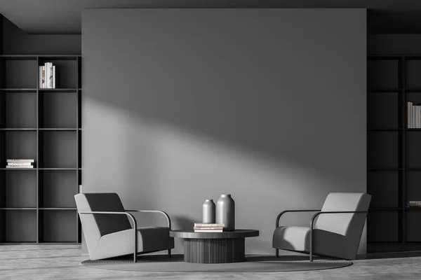 空の灰色の壁 2つのアームチェア コーヒーテーブル コンクリート床の暗いリビングルームのインテリア 寒さとリラクゼーションのためのスカンディナヴィアのミニマリストデザインの概念 3Dレンダリング — ストック写真