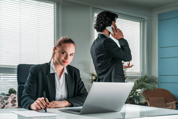 Üzletember Üzletasszony Hivatalos Öltönyben Együtt Dolgoznak Okostelefonon Beszélgetnek Laptopot Használnak — Stock Fotó