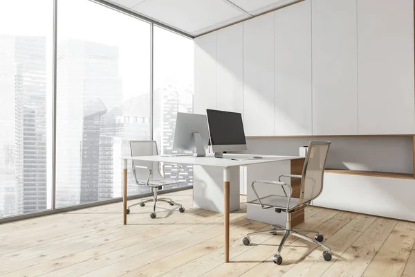 Roh Panoramatického Bílého Interiéru Kombinovaným Kancelářským Stolem Dvěma Kancelářskými Židlemi — Stock fotografie