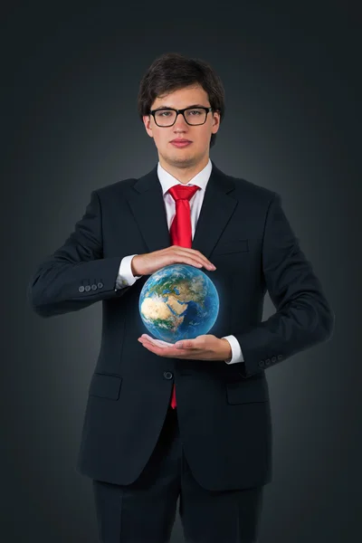 Geschäftsmann hält Erde — Stockfoto
