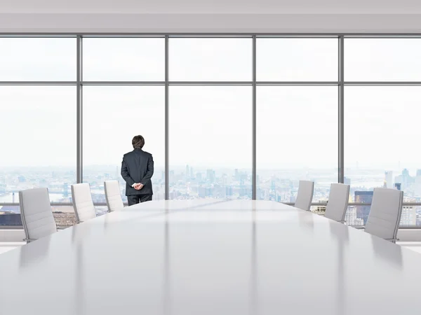 Hombre de negocios mirando a la ciudad — Foto de Stock