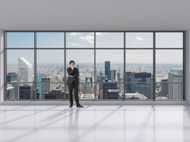 Ofiste duran bir iş adamı.