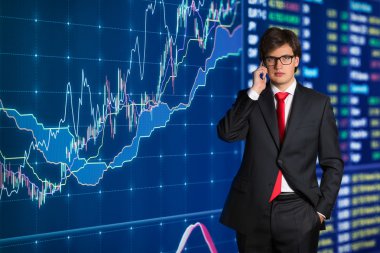 İş adamı cep telefonuyla konuşuyor.