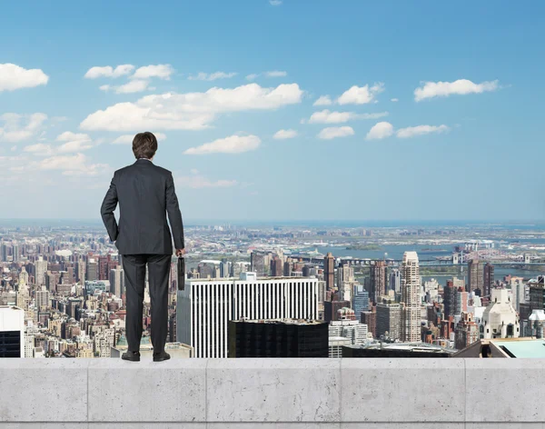 Бизнесмен, стоящий на крыше — стоковое фото