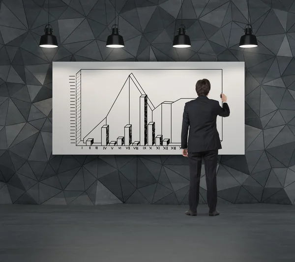 Man ritade diagram på plakatet — Stockfoto