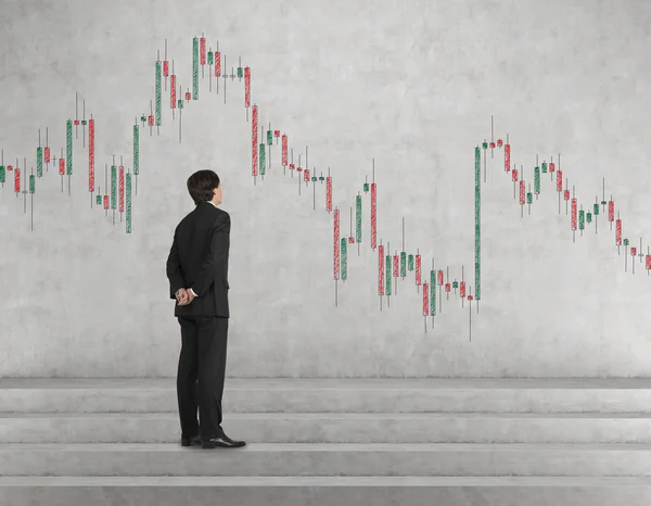 Affärsman tittar på ljusstake diagram — Stockfoto