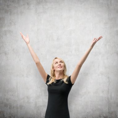 Elleri havada bir kadın.