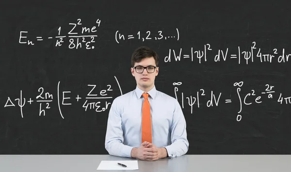 Geschäftsmann sitzt in der Schule — Stockfoto