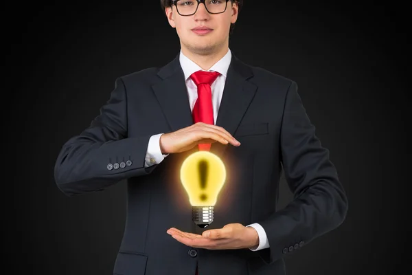 Homem de negócios lâmpada de retenção — Fotografia de Stock