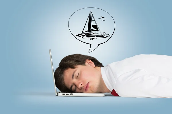 Homme dormant sur l'ordinateur portable et rêvant — Photo
