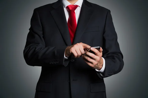 Homem segurando telefone — Fotografia de Stock