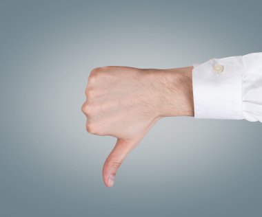 El baş parmağını aşağı gösteriyor